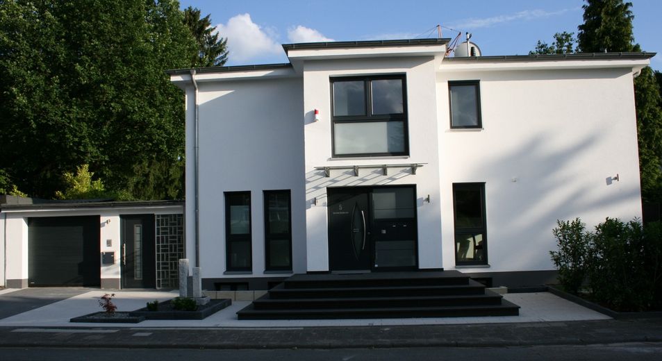 Stilvolles Haus zum Wohnen und Arbeiten mit moderner Ausstattung in Dreieich-Buchschlag – Außenansicht