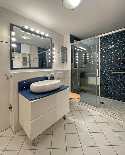3 Zimmer Dachgeschosswohnung mit Sonnenterrasse und Balkon – Bad mit begehbarer Dusche