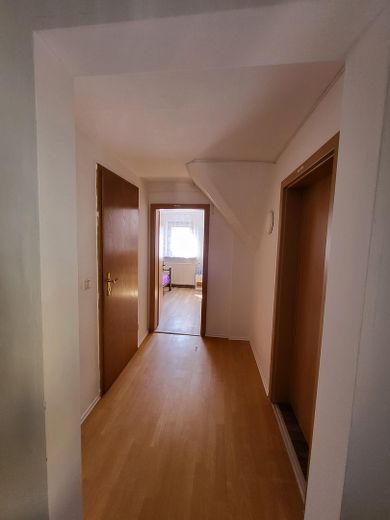 Günstiges, gepflegtes freistehendes Einfamilienhaus mit EBK in Kirchzell (Odw.) – Flur