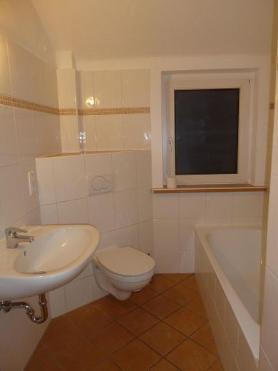 Bad mit Fenster und Wanne