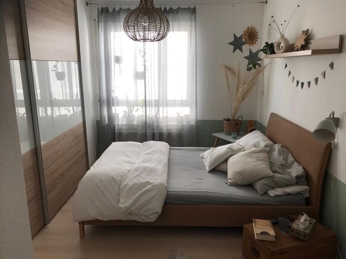 •Commission-free from private seller: Bright 3-room apartment with 2 balconies & underground garage – Schlafzimmer 