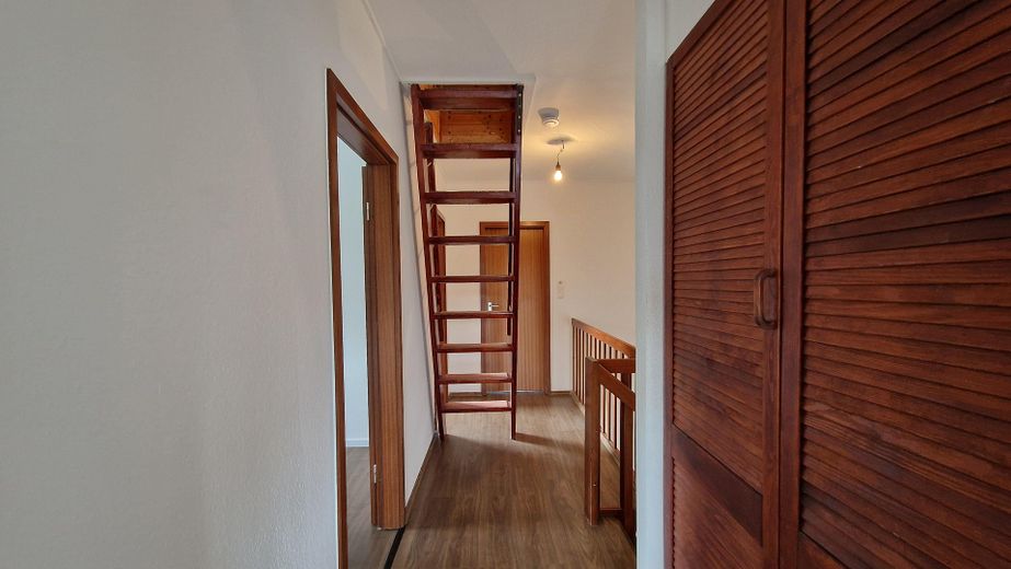 Casa a schiera di testa con camino e moderno impianto di riscaldamento ibrido a gas a Berlino-Rudow – Flur im 1. OG