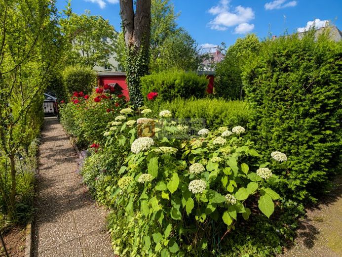 Top!! Charmantes Reihenmittelhaus mit 6 Zimmern, Garten und Garage – Foto 1