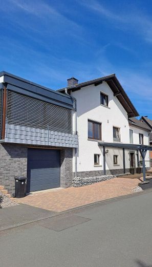 Traumhaus in Südlage - 1 bis 2 Familienhaus in Günterod – Frontansicht mit Eingang