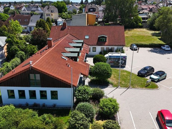 Top-renovated, high-quality equipped office property with development potential - spacious plot (approx. 4,398 m²) – Foto 1