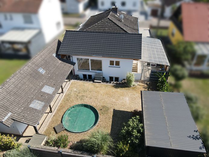 Einfamilienhaus mit kernsanierter Einliegerwohnung, Pool und Garage in Lustadt – Gartenansicht