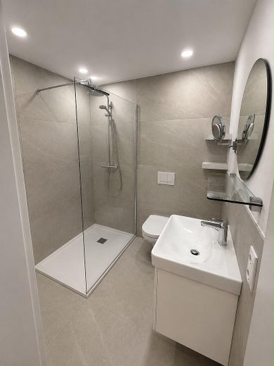 Appartement exclusif de 4 pièces dans la vieille ville avec terrasse sur le toit | Climatisation | Pompe à chaleur – Duschbad