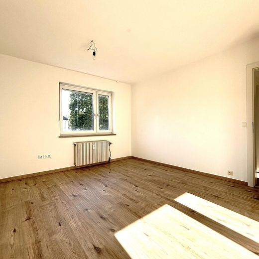 Gepflegte 3-Zimmer-Wohnung mit Balkon, Keller & Stellplatz – zentral in Freilassing – Schlafzimmer