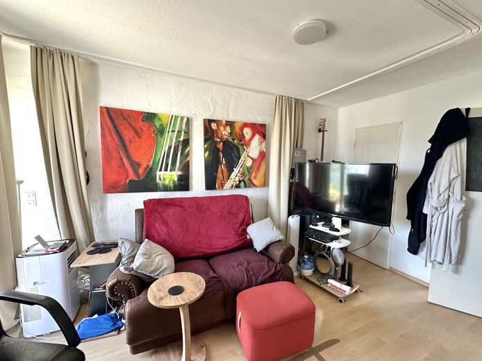 CITYHOUSE: Top-Rendite! Dachgeschosseinheit mit 3 Apartments einer Dachterrasse und Balkon! – Wohnzimmer