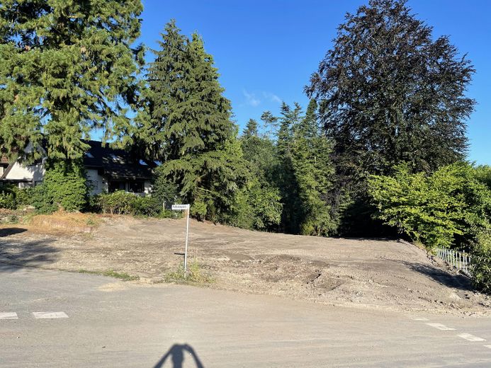 Exklusives, großes und dennoch zentrales Grundstück (für EFH, Doppelhaus oder MFH) (provisionsfrei) – Blick von der Straße (nah)