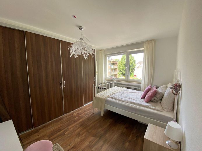 MFH Ratingen Mitte, 14 Wohnungen 790 qm Wfl., 6 Garagen, 3 Stellplätze – Whg. re. Schlafzimmer 