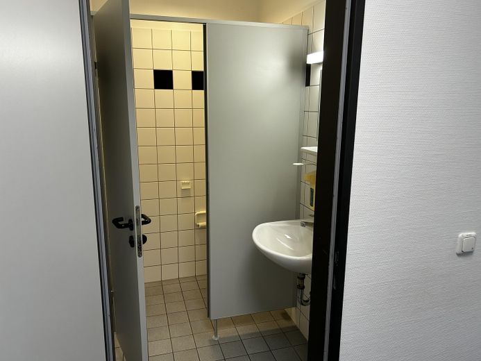 Großzügige Räumlichkeiten für Praxisnutzung oder Bürounternehmen – Gäste-WC