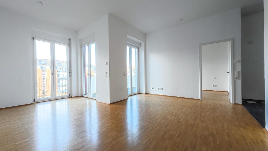 Hochwertig sanierte 2-Zimmer-Wohnung im historischen Ensemble - Seenähe, Balkon & Aufzug – Wohnung A09 - Wohnzimmer 2