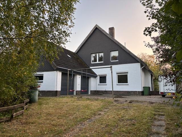 Großzügiges Zweifamilienhaus mit Solaranlage, Wintergarten & großem Grundstück in Neuberend – Ansicht vom hinteren Garten