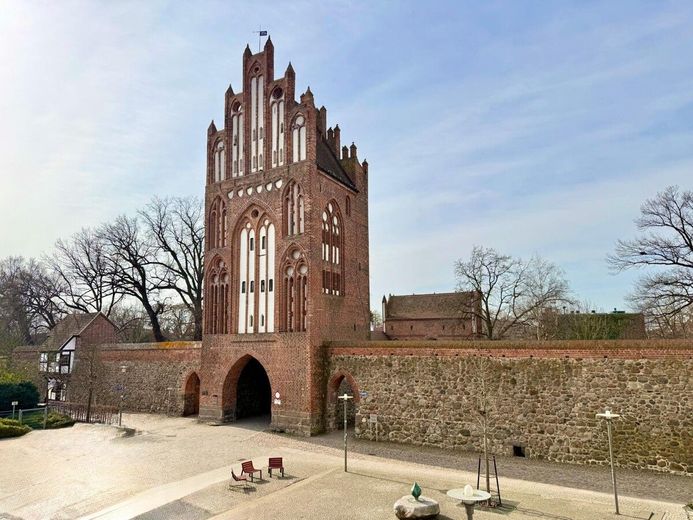 HORN IMMOBILIEN++RESERVIERT! Neubrandenburg Zentrum, helle 3-Raum Eigentumswohnung, EBK, Keller &amp; Parkfläche – Ausblick Wohnzimmer