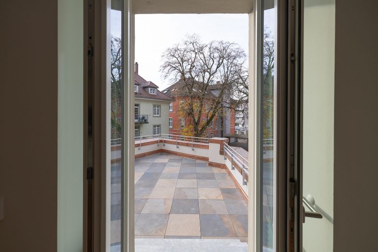 1 ZiKB Terrasse - Wohnen im LöwenBau - E1-W01, 43 m² - 850 € FLAT (inkl. Betriebsk) – Blick auf die Terrasse