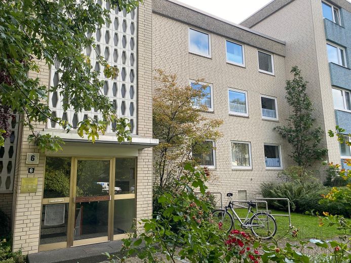 Großzügige 4-Zi.-Whg. (2 2/2 Zi.) mit Balkon/Südlage ; auf großem Grundstück ; provisionsfrei – Hausansicht / Whg. oben