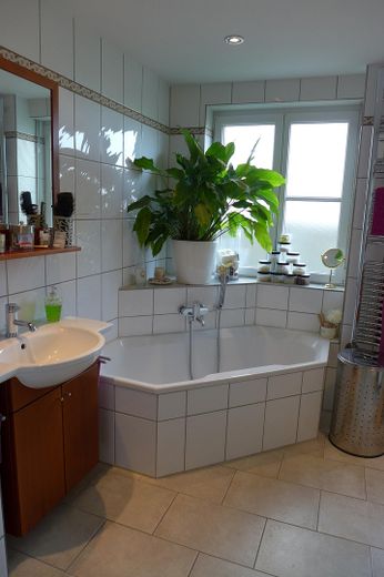 Beste Wohnlage und hochwertige Ausstattung, Garten Süd-West Ausrichtung mit Pool – Bad EG