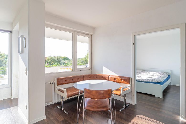 Designer terrace apartment (18 min. central station) nature, parking space (only temporarily 6-12 months) 1,700 € incl. additional costs – Esszimmer / Essplatz