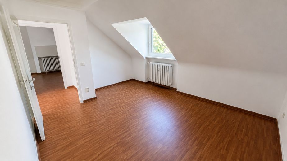 Keyifli 42 m² – merkezi konumda 2 odalı çatı katı dairesi – Schlafzimmer