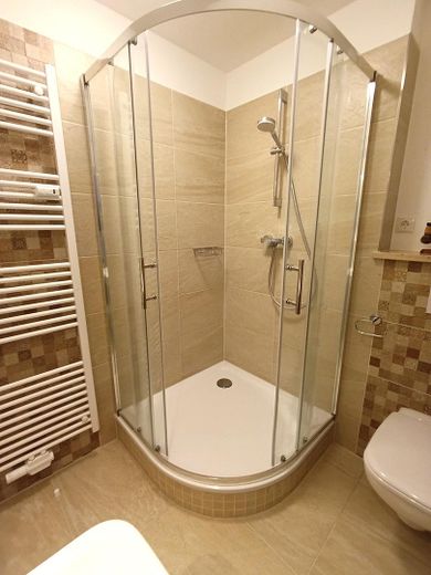 Geräumige 1-Meter-Runddusche