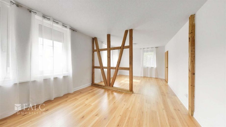 Großzügige 4-Zimmer-Wohnung mit Garten in Stuttgart Bad-Cannstatt – Wohn- und Esszimmer