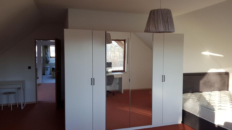 Zimmer mit Balkon oben