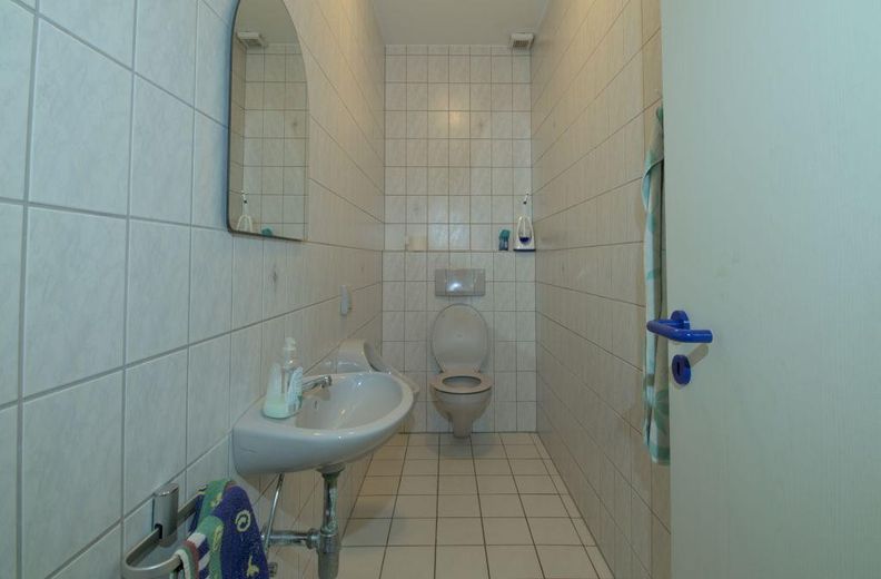 Modern commercial unit / office space for rent in a well-maintained location – Photo 12