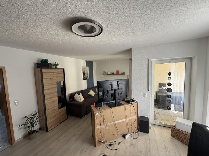 Helle 3-Zimmer-Erdgeschosswohnung mit Terrasse – Wohnzimmer