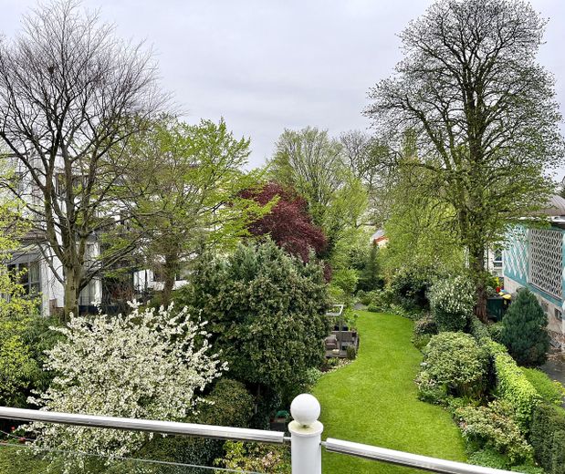 Exklusive Alster-Penthousewohnung mit 132 m² in Hamburg-Uhlenhorst – Blick aus dem Schlafzimmer