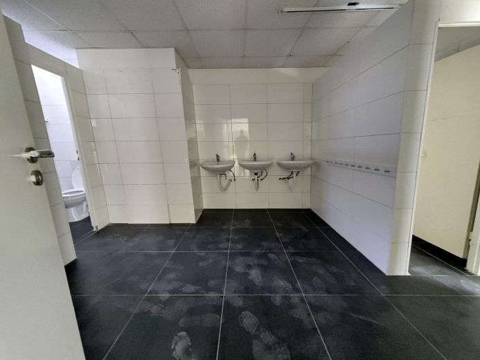 330 m² vielseitige Gewerbefläche – ehem. Kita – 3 Min zum Bahnhof -16–18 Min. nach Düsseldorf – Foto 9