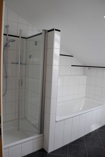 Casa bifamiliare senza provvigioni in posizione eccellente - periferia del paese, giardino, abitazione e eventualmente affitto – Bad OG-Wohnung
