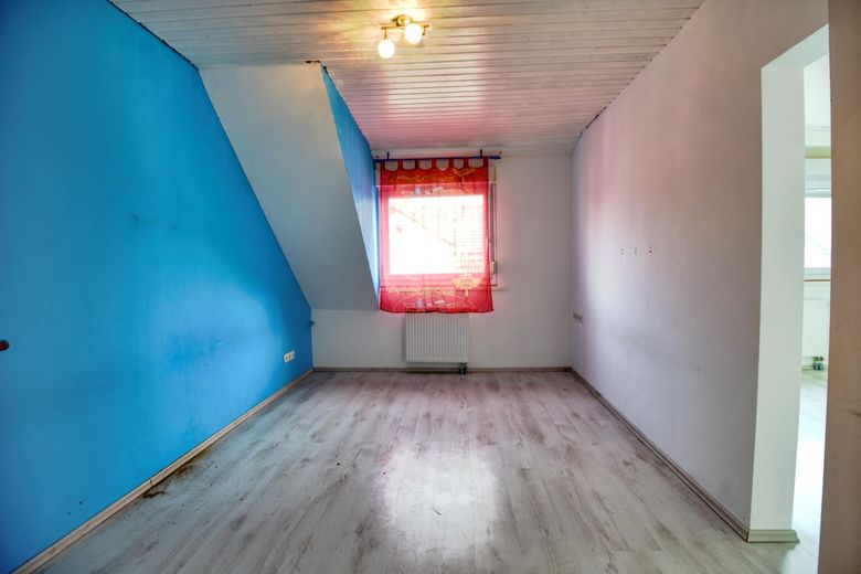 Bezugfsfreie 6 ZKBB mit XL-Panoramaterrasse &amp; Gemeinschaftsgarten | Gepflegtes 2FH mit Garage – Kinderzimmer1_Bild2