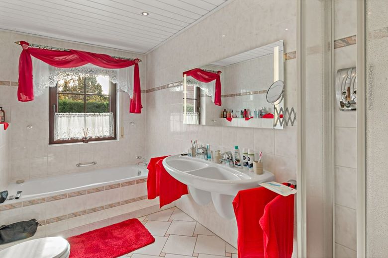 Großzügigkeit neu definiert: EFH, Pool &amp; 2.790 m² Grundstück in Dölau – Badezimmer EG