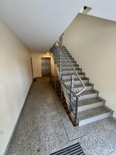 2-Zimmer-Souterrain-Wohnung mit Terrasse und EBK – Treppenhaus 