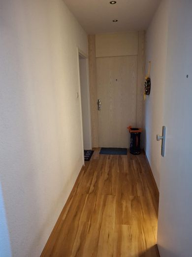 Helle Einzimmerwohnung mit Pantry Küche in zentraler Lage – Durchgangsgang