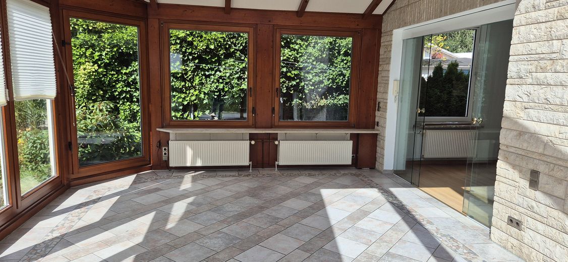 120 m² का गर्म विंटरगार्डन, टैरेस और बगीचे सहित – Schleswig में असाधारण अपार्टमेंट – Wintergarten