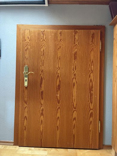 Gepflegtes Reiheneckhaus in ruhiger Lage – Tür zur Dachkammer (132 x 94)