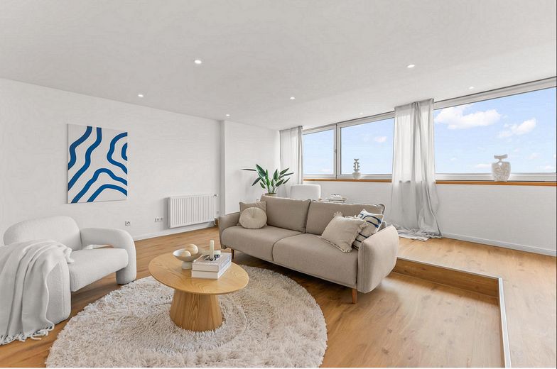 Geniş manzaralı yaşam – Bremerhaven çatılarının üzerinde cazip şehir dairesi, komisyonsuz – Wohnbereich
