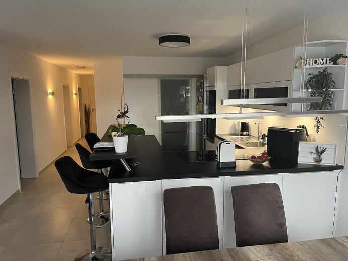 Exklusive 4-Zimmer-Gartenwohnung im Neubau mit großzügigem Garten, Einbauküche & E-Auto-Stellplatz – Foto 6