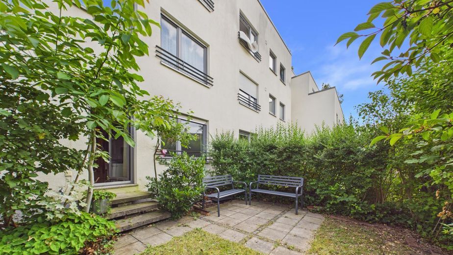 Privatverkauf – Stilvolle Gartenwohnung mit Tiefgarage in begehrter Münchner Lage – Eigener Garten mit Terrasse