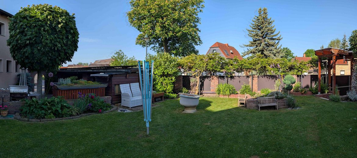 Wohnparadies Mehrgeneration Solar PV/Thermie, 80kWh Speicher, 2 Carport, Pool, WoMo-Platz – Garten Richtg. Süd/West
