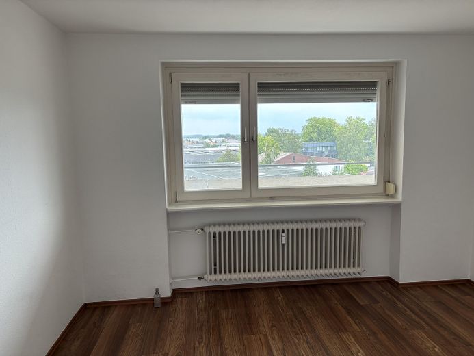 Appartamento di 3 locali appena ristrutturato con vista sul Deister, balcone, cucina componibile e ascensore a Berenbostel – Schlafzimmer