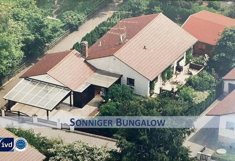 NEUER PREIS! SONNIGER BUNGALOW 
MIT POTENZIAL – Hauptfoto