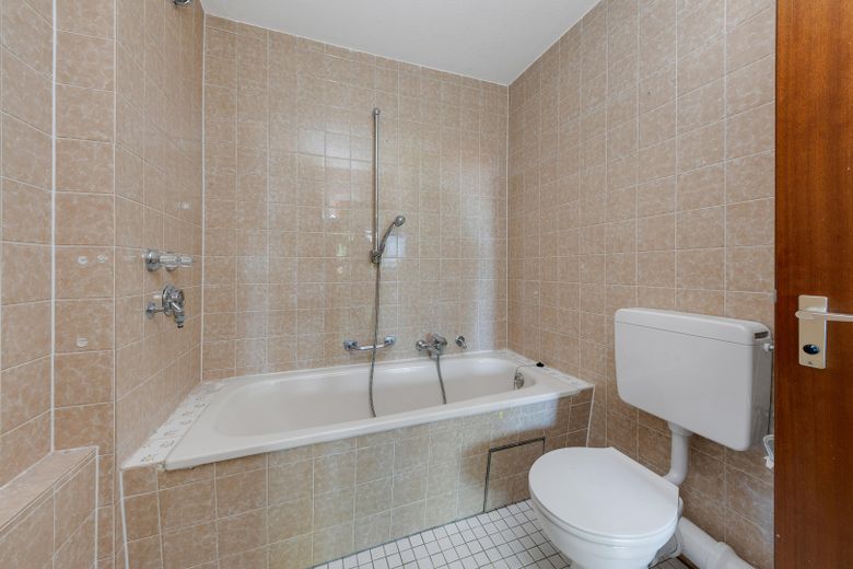 شقة مشرقة في الطابق العلوي مع شرفتين وإمكانات كبيرة للتصميم في ميونخ – Badezimmer