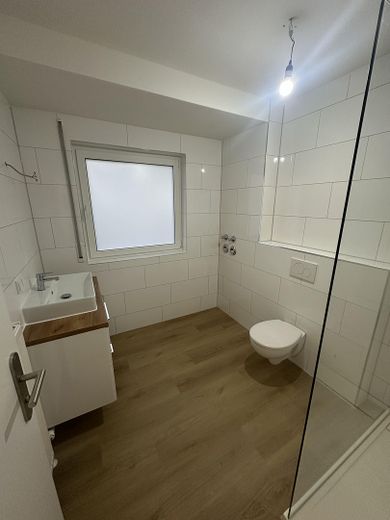 Kernsanierte 3-Zimmer-ETW, 2 Stellplätze, 900 € Kaltmiete, Provisionsfrei – Bad