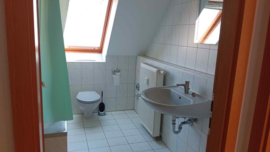 Bellissimo appartamento di 2 locali più studio e posto auto sotterraneo a ER-Tennenlohe – Badezimmer rechts