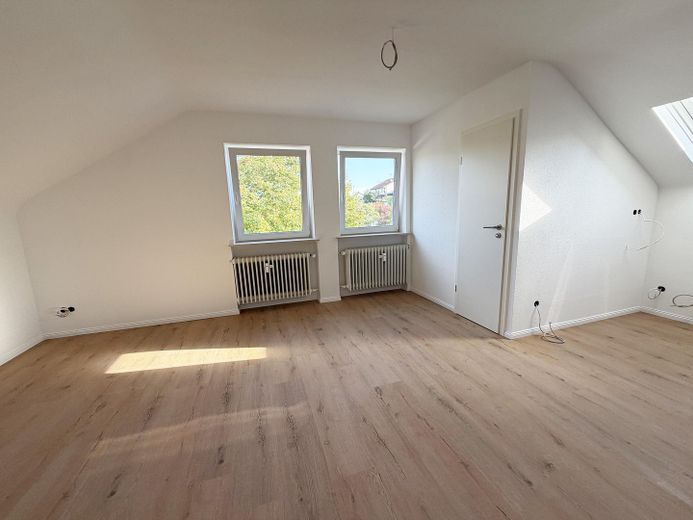 Piso de 2 habitaciones en ático, completamente renovado, con plaza de aparcamiento en Oberstenfeld – Wohnzimmer