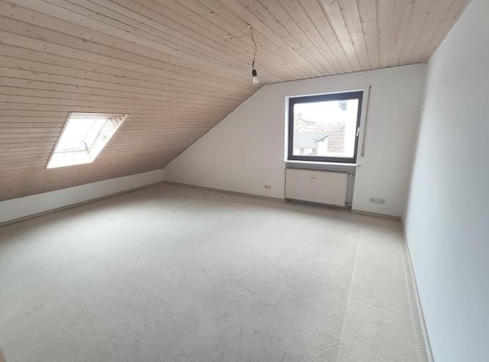 3 Zi. DG Wohnung mit Küche, Gartenmitbenutzung und Stellplatz – Elternschlafzimmer Bild 1