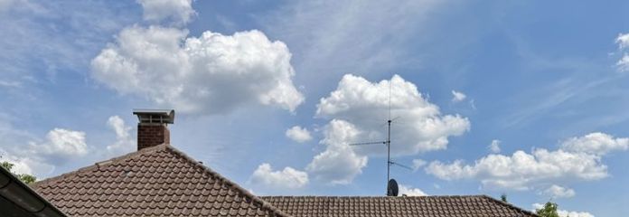 Bungalow z dachem czterospadowym z 3 garażami na działce 842 m² – duży potencjał na Twój nowy dom -